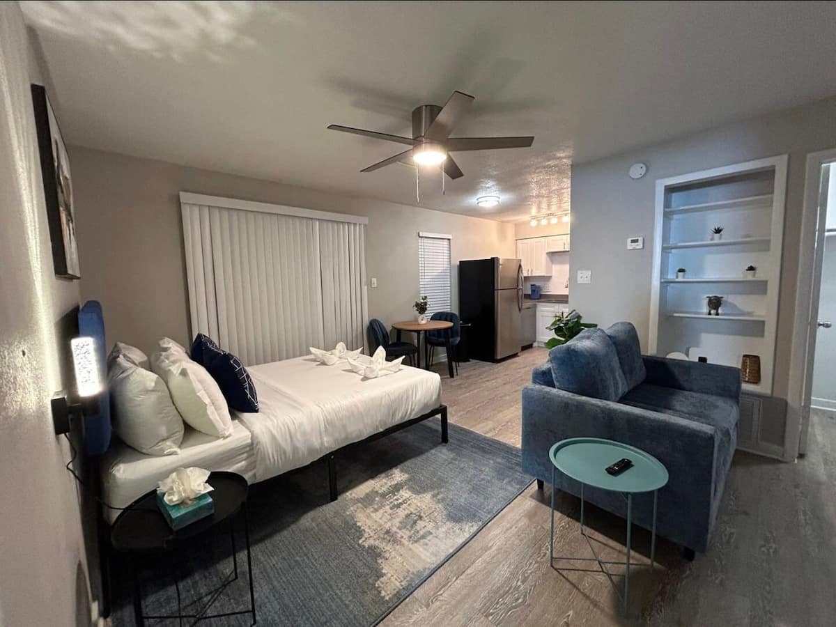 Lux Queen Bed Studio | 10 mins to DT! in Austin, Texas